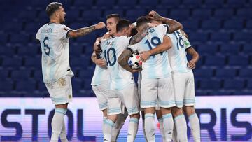 JJPANA6970. BUENOS AIRES (ARGENTINA), 12/11/2020.- Jugadores de Argentina celebran un gol de Nicol&aacute;s Gonz&aacute;lez (no a la vista) hoy, en un partido de las Eliminatorias Sudamericanas para el Mundial de Catar 2022 entre las selecciones de Argent