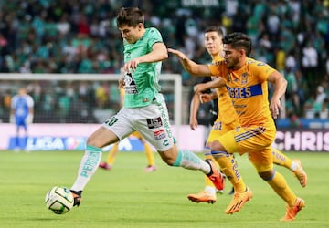 MEX3771. LEÓN (MÉXICO), 30/04/2023.- José Alvarado (i) de León, disputa un balón contra Jesús García (d) de Tigres, hoy durante un juego por la jornada 17 del torneo Clausura 2023 del fútbol mexicano entre León y Tigres, en el estadio León, en Guanajuato (México). EFE/Luis Ramírez  20 l vs 14 ti
