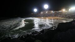 Imagen de las olas de la playa de Anglet (Francia), iluminadas para surfear de noche durante un evento de la WSL. 