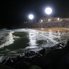 San Clemente se plantea iluminar sus olas para surfear de noche