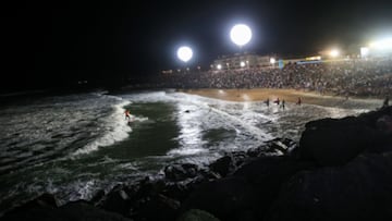 Imagen de las olas de la playa de Anglet (Francia), iluminadas para surfear de noche durante un evento de la WSL.