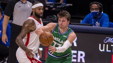 DeMarcus Cousins defiende a Luka Doncic, durante el partido de la NBA que ha enfrentado a Dallas Mavericks y Houston Rockets