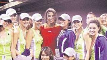 <b>BIEN RODEADO. </b>Las dos grandes atracciones del torneo, Nadal y las modelos-recogepelotas, se unieron para celebrar la victoria.