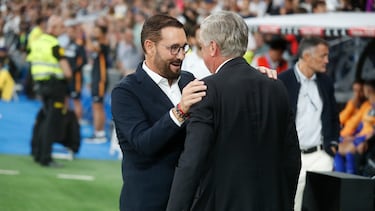 MADRID 02/09/2023.- El entrenador del Real Madrid, Carlo Ancelotti (d), habla con el entrenador del Getafe, José Bordalás, antes de comenzar el partido correspondiente a la jornada 4 de LaLiga que Real Madrid y Getafe SAD disputan este sábado en el Santiago Bernabéu. EFE/ Hidalgo