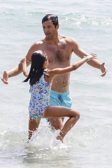 El exentrenador argentino del Real Madrid se encuentra disfrutando de las playas ibicencas en compa?¨ªa de sus hijos y familia.
