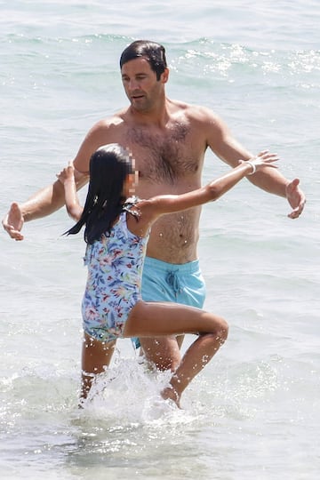 El exentrenador argentino del Real Madrid se encuentra disfrutando de las playas ibicencas en compañía de sus hijos y familia.