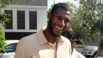 <b>FELIZ. </b>Olivier Thomert, ayer, nada más llegar al Rico Pérez.