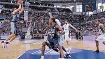 <b>ACERTADO. </b>Sergio Sánchez jugó un buen encuentro e hizo daño al Unicaja con su velocidad.