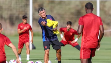 Mendilibar, en el stage del Sevilla estos días en Montecastillo. El técnico parece obligado a abdicar del 4-4-2.