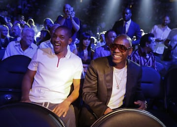 Una gran lista de deportistas y famosos se hicieron presentes en la pelea del año celebrada en la T-Mobile Arena de Las Vegas, entre ellos Will Smith y Lebron James.