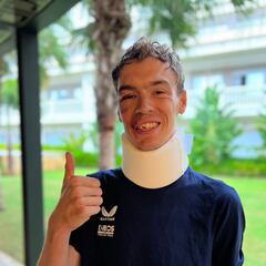 El Ineos, con La Vuelta cruzada: “El casco me salvó la vida”