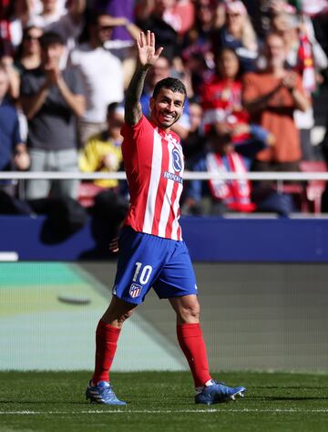 Otro mal despeje de Las Palmas que Koke aprovech¨® de nuevo, puso el bal¨®n al ¨¢rea y el m¨¢s listo de la clase, Correa, finaliz¨® sin dejarla caer ante un Valles vendido.