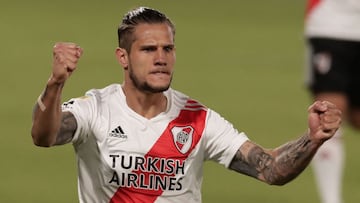 River Plate&#039;s midfielder Bruno Zuculini celebrates after scoring a goal against Godoy Cruz during a match during their Argentina First Division 2020 Liga Profesional de Futbol tournament match at Libertadores de America stadium, in Avellaneda, December 05, 2020. (Photo by ALEJANDRO PAGNI / AFP)