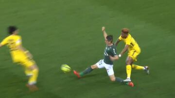 Entrada salvaje de la perla del PSG: ojo a su reacción frente al árbitro