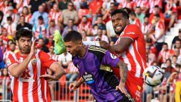 ALMERIA 28/05/2023. El delantero brasileño de la UD Almería, Dyego Sousa (d), y el defensa del Valladolid Javi Sánchez, durante el encuentro correspondiente a la jornada 37 de Primera División que disputan hoy domingo frente al Real Valladolid en el Power Horse Stadium de Almería. EFE / Carlos Barba
