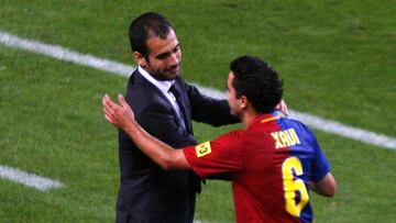 Xavi saluda a Pep Guardiola tras ser sustituido en la primera temporada del t&eacute;cnico al mando del Barcelona.