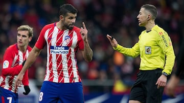 Diego Costa protesta a Iglesias Villanueva. 