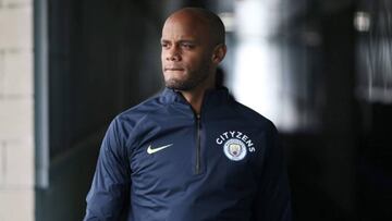 El futbolista Vincent Kompany con el chándal del Manchester City