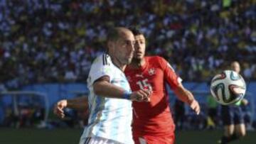 Zabaleta se dispone a despejar un bal&oacute;n durante el partido.