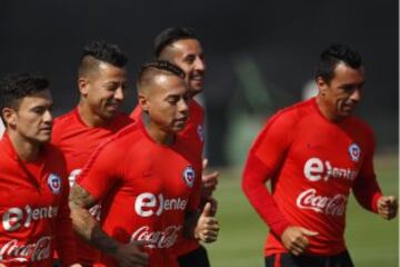 Futbol, entrenamiento seleccion chilena.
Los jugadores de la seleccion chilena, atienden  el entrenamiento matutino en el complejo deportivo Juan Pinto Duran de Santiago, Chile.
20/03/2017