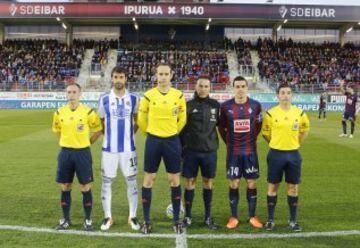 El árbitro Melero López acompañado por sus asistentes Torre Cimiano y Martínez Serrato, el cuarto árbitro Caucelo Sace y los capitanes Xabi Prieto y Dani García. 