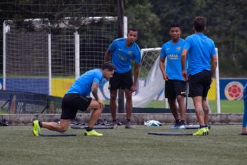 El equipo argentino hizo un trabajo regenerativo en la cancha principal de la Federación Colombia de Fútbol. Villa y Fabra, los dos colombianos presentes. 