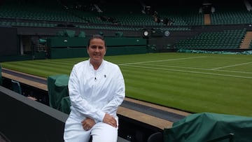 Conchita Mart&iacute;nez posa para AS en la pista central de Wimbledon.