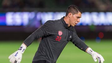 Hugo González durante el calentamiento con el Necaxa.