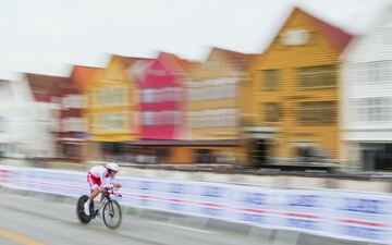 El polaco Filip Maciejuk compite durante la contrarreloj individual junior en los Campeonatos del Mundo de ciclismo de la UCI.