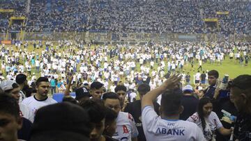 Luego de la estampida que dejó 12 personas fallecidas el pasado sábado en el Estadio Cuscatlán de El Salvador, la FESFUT emitió una resolución sobre el juego entre Alianza y FAS.