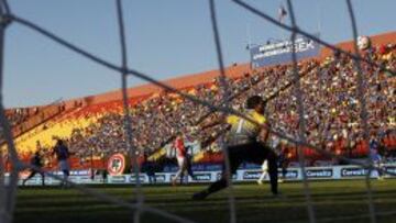 Ramón Fernández anota su gol ante San Marcos, en el último duelo entre azules y ariqueños. 6-1 ganaron los universitarios, el 24 de febrero de 2013.