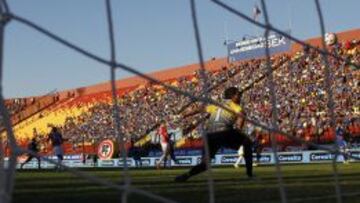 Ram&oacute;n Fern&aacute;ndez anota su gol ante San Marcos, en el &uacute;ltimo duelo entre azules y arique&ntilde;os. 6-1 ganaron los universitarios, el 24 de febrero de 2013.