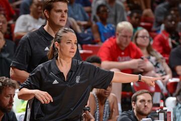 Es la primera mujer que dirige un equipo de la NBA. Becky Hammon ya ven赤a rompiendo barreras, porque en 2014 empez車 a desenvolverse como entrenadora ayudante de Gregg Popovich en los Spurs. De hecho, algunos directores deportivos la incluyeron como candidata para dirigir sus equipos, pero finalmente no fue elegida. En el partido que enfrent車 el 31 de diciembre de 2020 a los Lakers y los Spurs, Gregg Popovich fue expulsado, por lo que en lo que restaba de partido, Becky Hammon ejerci車 de entrenadora. Los jugadores la elogiaron al finalizar el encuentro y el entrenador de los Lakers no dud車 al decir que est芍 convencido de que alg迆n d赤a ser芍 entrenadora.