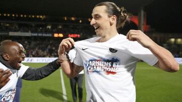 Zlatan Ibrahimovic, feliz tras proclamarse el PSG campe&oacute;n de la Liga francesa.