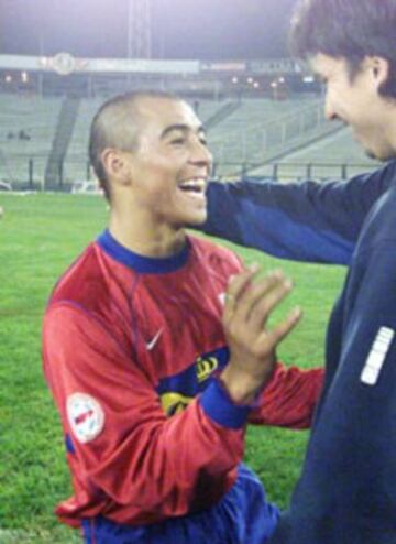 Daniel Pérez: El 'Ratón' Pérez, delantero chileno de origen argentino, jugó en Universidad Católica entre los años 2001 a 2003. Con el elenco franjeado, logró el Apertura del 2002.