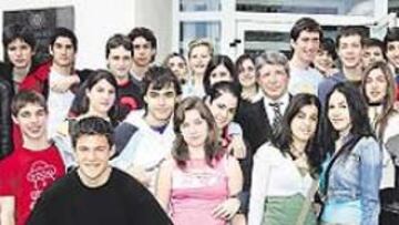 <b>RECUERDO. </b> Los alumnos del La Salle-San Rafael se fotografiaron con Cerezo.