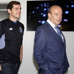 El presidente del Oporto insinúa que le dará un cargo a Casillas