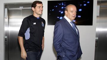 El presidente del Oproto, Pinto da Costa, con el guardameta espa&ntilde;ol, Iker Casillas.