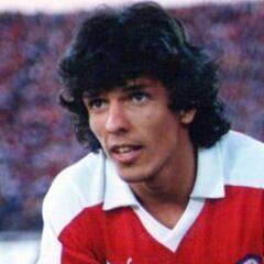 El primer futbolista chileno que marcó goles en cuatro décadas