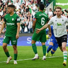 El Racing recupera su pegada en medio del dominio del Elche