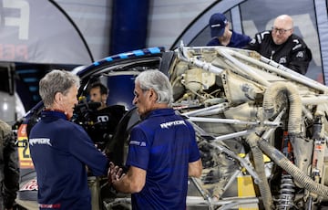 Malcolm Wilson (M-Sport) y Carlos Sainz, en el vivac de Bisha.