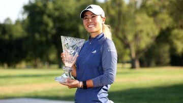 La estadounidense Danielle Kang posa con el trofeo de ganadora del Marathon LPGA Classic en el Highland Meadows Golf Club de Sylvania, Ohio.