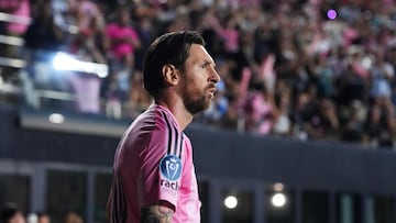 FORT LAUDERDALE, FLORIDA - APRIL 09: Lionel Messi #10 of Inter Miami CF prepares to take a corner kick during the CONCACAF Champions Cup 2025 Quarter-final second leg match between Inter Miami CF and Los Angeles Football Club at Chase Stadium on April 09, 2025 in Fort Lauderdale, Florida. Rich Storry/Getty Images/AFP (Photo by Rich Storry / GETTY IMAGES NORTH AMERICA / Getty Images via AFP)