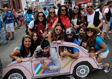 Ambiente festivo en la salida en la localidad de Arriondas