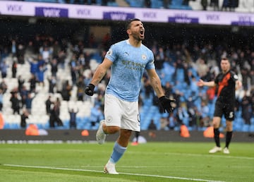 En julio del 2011, el Manchester City fichó a Sergio Agüero, durante las diez temporadas siguientes el argentino defendió los colores del City con  gran éxito, ganó 12 títulos: cinco Premier Leagues, una FA Cup y seis Copas de la Liga. Agüero se consolidó como uno de los mejores delanteros de la Premier.