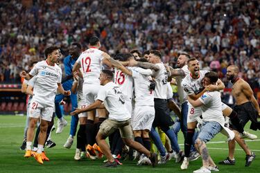 Los jugadores del Sevilla celebran el triunfo y el título de campeones de la Europa League tras conseguir Montiel el gol de la victoria en la tanda de penaltis.