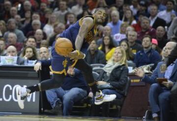 Kyrie Irving salva la pelota.
