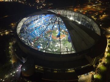 Vista aérea del techo destrozado del estadio Tropicana Field en el centro de San Petersburgo, Florida, tras el paso del huracán Milton.