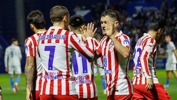 PALMA, 17/12/2025.- El jugador del Atlético de Madrid Antoine Griezmann (izda) celebra con sus compañeros el 0-1 conseguido ante el Atlético Baleares, durante del encuentro correspondiente a los dieciseisavos de final de la Copa del Rey que disputan hoy miércoles en el estadio Balear. EFE/Cati Cladera