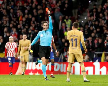 El árbitro Munuera Montero muestra la cartulina roja a ambos jugadores por enzarzarse en una pelea.